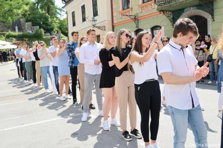 Kamnik danes v znamenju maturantske četvorke, v kateri je zaplesalo preko 200 maturantk in maturantov (62)